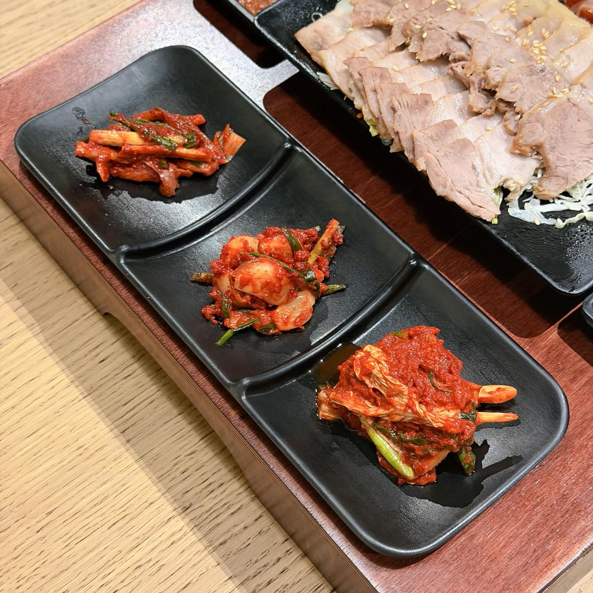 LynetteBoli5's tweet photo. New platter menu at Janchi, Craig Road, Tanjong Pagar! Combo Set B ($130) serves 3 comfortably and includes boiled pork, braised pig’s trotters, a stew, a pancake, and two yuzu ades. Highlights: tender meats, flavourful aged kimchi stew, crispy https://t.co/wSPPG5z90a