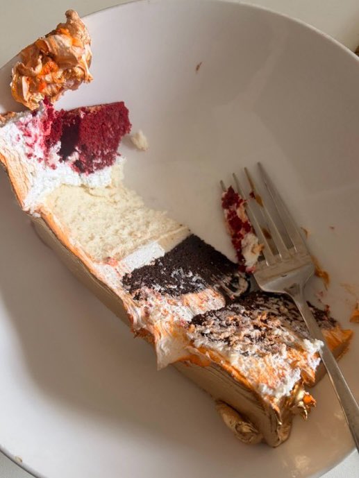 Ws_Bakeshop's tweet photo. Our customer ate us up with these pictures (which happens a lot more than we can admit)😭🧡
The cake was dark chocolate fudge cake, moist red velvet cake and a thickkk layer of cheesecake.
Thank you for ordering @Wildchocolateee !!🧡🧡 https://t.co/8VkZwlQDdj