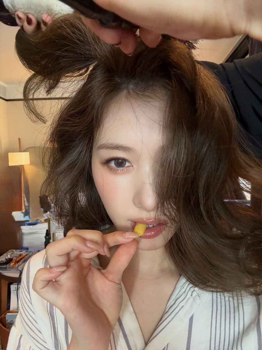godmitzu's tweet photo. SANA IS SO PRETTY https://t.co/JdEEvTJ7zO