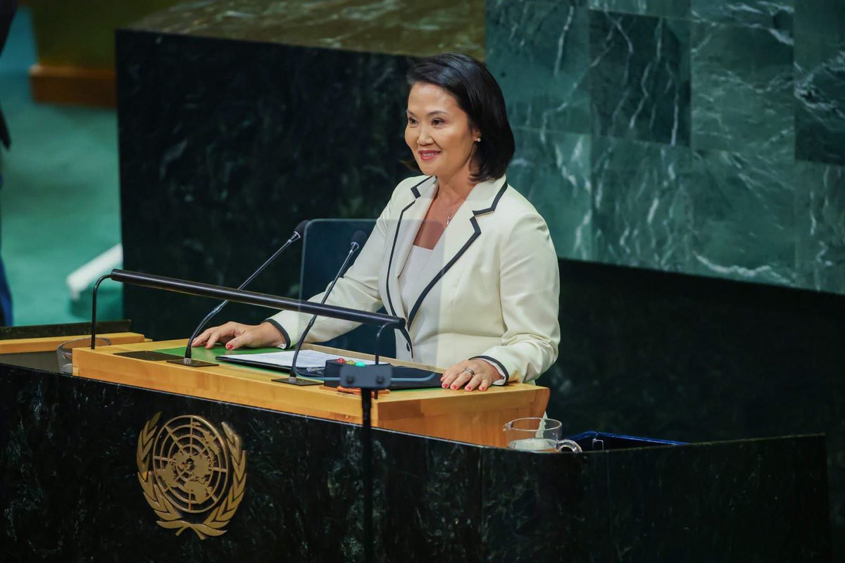 VanyaThais's tweet photo. - Dejó claro que las agendas de la ONU  son ajenas a la cultura y realidad peruana; y que dividen a la sociedad.
- Se unió a la iniciativa antiterrorista internacional más grande.
- Defendió a nuestros policías y militares, resaltando la importancia del orden y la disciplina.
- Condenó la falta de autoridad y disciplina en la educación y resaltó la importancia de la imposición de la misma.
- Resaltó la importancia vital de la institución de la familia y señaló como prioridad su protección.

Yo asumo mi voto con todo, no sé tú.