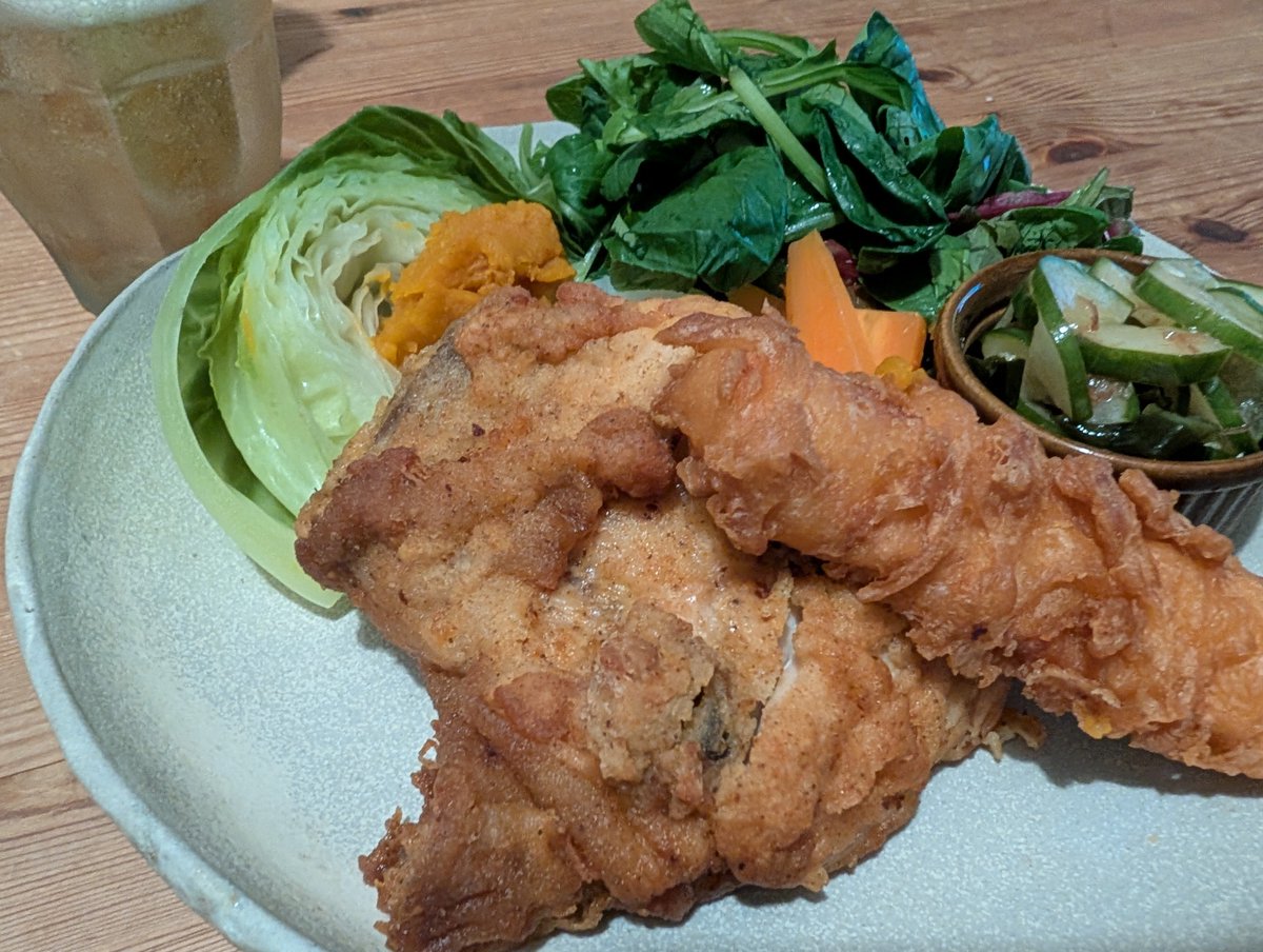chanma2024's tweet photo. ケンタッキーフライドチキン2ピース
クリスピーチキン。
温野菜にベビーリーフと
キュウリとワカメ埜酢の物。。

わんぱくと健康のせめぎ合い！ https://t.co/NqRo0NRmkQ