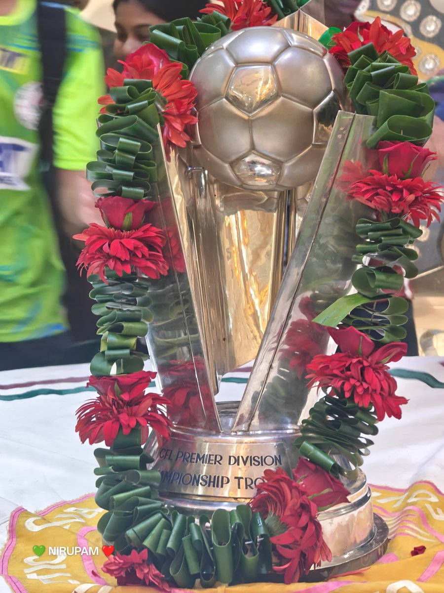 Mohun_Bagan's tweet photo. A proud day at Mohun Bagan Athletic Club began with the hoisting of our Club flag by President Shri Debashis Dutta, General Secretary Shri Srinjoy Bose, Executive Committee Members, Coach Bastab Roy and the players of our football team, https://t.co/TuovkzzZaD