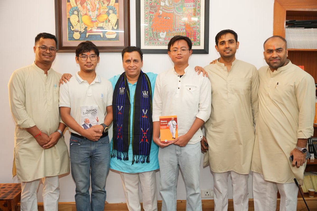 Sunil_Deodhar's tweet photo. आवास पर विराजमान #SamrastaGanesh जी के दर्शन एवं पूजन के लिए @LSUD1991 के युवा साथियों का आगमन हुआ।
इस अवसर पर पूर्वोत्तर के युवा साथियों से आत्मीय संवाद हुआ और उन्हें #NamoSamvad पुस्तक भेंट की।
गजाननं भूतगणादि सेवितं
कपित्थजम्बूफलचारुभक्षणम्।
उमासुतं शोकविनाशकारणं
नमामि विघ्नेश्वरपादपङ्कजम्॥ 🙏🚩