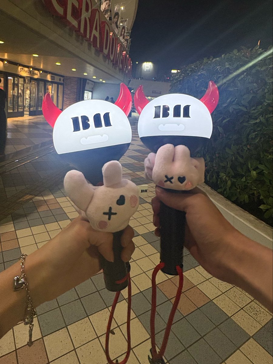 Uty_f77's tweet photo. BABYMONSTER 京セラドーム 🩵
あさちゃんソロで泣いてたのもらい泣きしたし、
りりちゃんほんとにかわいかった🥹
3時間近い公演ありがとう😭
ぴあアリとららアリ参戦だけの予定だったけど、
京セラドーム行けてほんと良かった！
1人参戦でも合致してくれた方のおかげで楽しめた✨ #BABYMONSTER https://t.co/Tm9E5gEvsZ