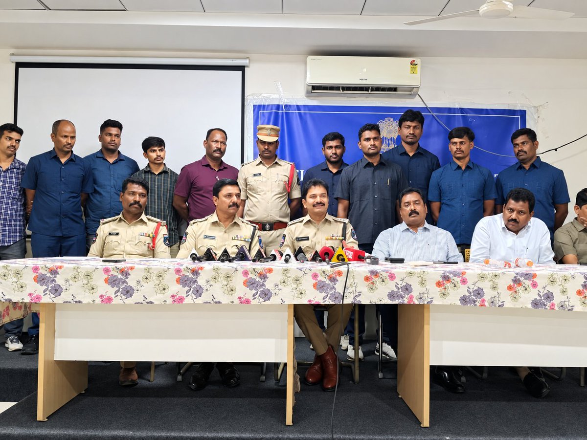 dcpmadhapur_cyb's tweet photo. Patancheru Police and SOT, Serilingampally Zone have successfully detected a murder-cum- Dacoity case and arrested 3 accused, while efforts are underway to apprehend 2 more absconding accused. https://t.co/Z30UN19ySE