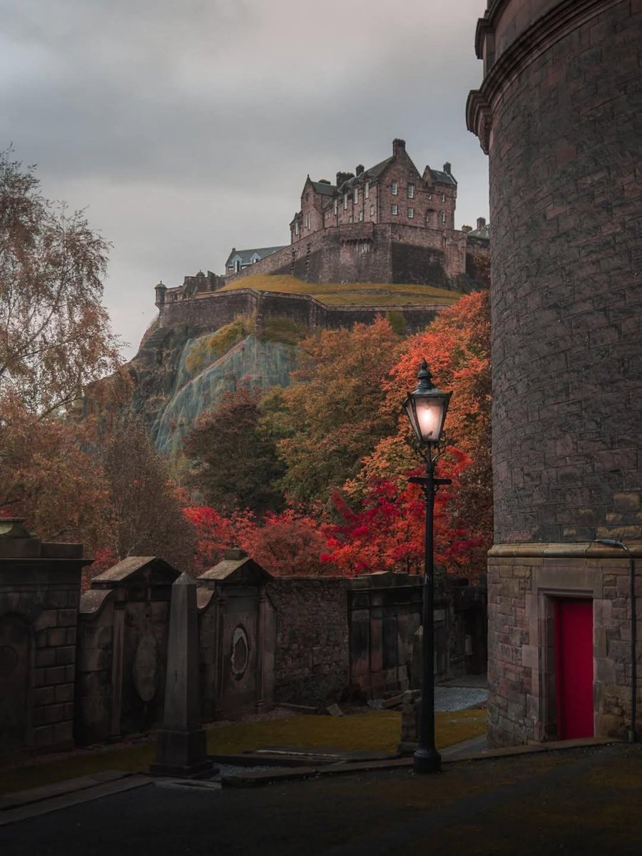 InFiniteH0riZ0n's tweet photo. Edinburgh in autumn https://t.co/TRGKMogXPs
