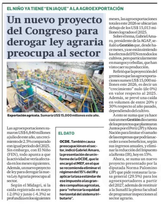 PabloMoreyraAlm's tweet photo. El agro exportador está en su peor momento en años. El Niño ya golpeó las cosechas, el volumen podría caer entre 20% y 30%, y el gremio proyecta que este año cerraremos en US$ 15 mil millones, es decir, crecimiento cero. Mayo cayó 2%, junio cayó 4.3%. ¿Y qué se le ocurre al Congreso? Subirle los impuestos.

El proyecto de la congresista Norma Palomino, de Juntos por el Perú, propone devolver a los agroexportadores la tasa de 29.5% de Impuesto a la Renta desde 2027. Hoy pagan 15%. Es casi el doble, justo cuando el sector está con el agua al cuello.

Y viene con un segundo golpe: devolverle a Sunafil la facultad de programar inspecciones al agro cuando quiera. O sea, más costo tributario y más carga administrativa, al mismo tiempo, en plena emergencia climática.

Aquí hay que ser claros con la historia. Antes de la ley agraria de 2000, la agroexportación peruana casi no existía. Con reglas estables pasamos a vender más de US$ 15 mil millones al año y a generar cientos de miles de empleos formales en el campo, muchos de ellos de mujeres que antes no tenían ninguna opción de trabajo declarado. En 2020 el Congreso derogó esa ley de un plumazo, en medio de protestas, y tardamos años en volver a tener un marco medianamente estable. Ahora quieren repetir exactamente el mismo error.

El argumento de la "equidad tributaria" suena bien en el papel. Pero un arancel parejo sobre un sector que opera con márgenes chicos, campañas de un año y riesgo climático total no produce equidad, produce menos siembra. Y lo que no se siembra no paga 15% ni 29.5%. No paga nada.

Lo más grave es el momento. Cambiar las reglas de juego en 2027 significa que hoy, cuando un productor está decidiendo si invierte en un fundo nuevo, ya no sabe con qué impuesto va a operar. Esa incertidumbre cuesta más que cualquier tasa.

Si el Congreso quiere que el agro aporte más, la receta es al revés: reglas estables, más hectáreas, más agua, más empleo formal. Un sector que crece paga más impuestos aunque la tasa sea la misma. Un sector que se frena no paga más, paga menos. Eso no es ideología, es aritmética.

@congresoperu @midagriperu @pcmperu @MEF_Peru
