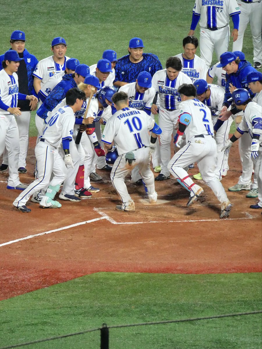chin_ydb's tweet photo. 2026.9.23 中日戦

サヨナラ勝利の瞬間㊗️

みんなで「踏んで！」ってホームベース指さして、ホームインした瞬間もみくちゃにされるトバさん

#戸柱恭孝
#baystars https://t.co/U1yyA1Elgc