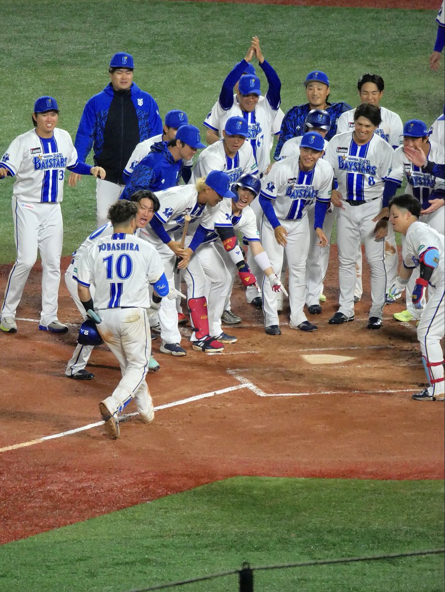 chin_ydb's tweet photo. 2026.9.23 中日戦

サヨナラ勝利の瞬間㊗️

みんなで「踏んで！」ってホームベース指さして、ホームインした瞬間もみくちゃにされるトバさん

#戸柱恭孝
#baystars https://t.co/U1yyA1Elgc