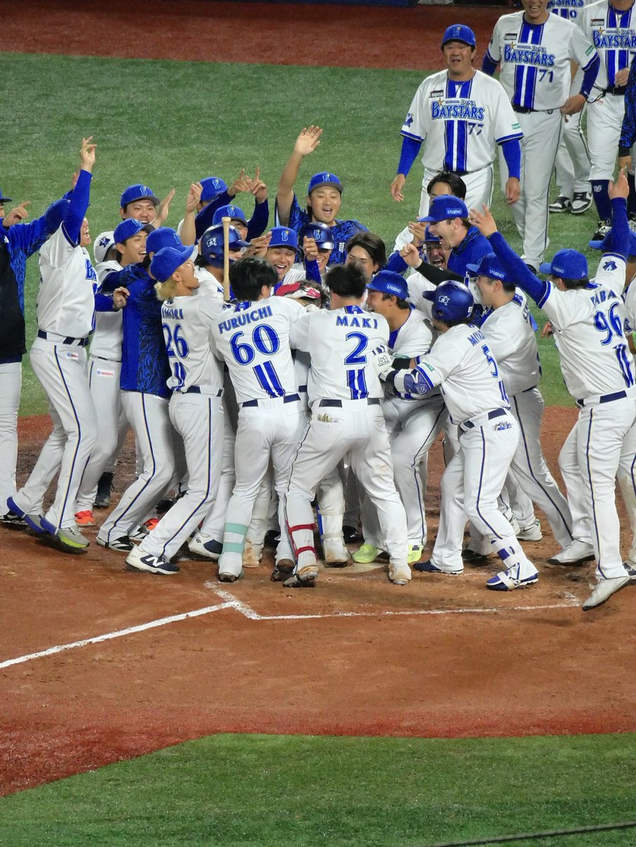 chin_ydb's tweet photo. 2026.9.23 中日戦

サヨナラ勝利の瞬間㊗️

みんなで「踏んで！」ってホームベース指さして、ホームインした瞬間もみくちゃにされるトバさん

#戸柱恭孝
#baystars https://t.co/U1yyA1Elgc