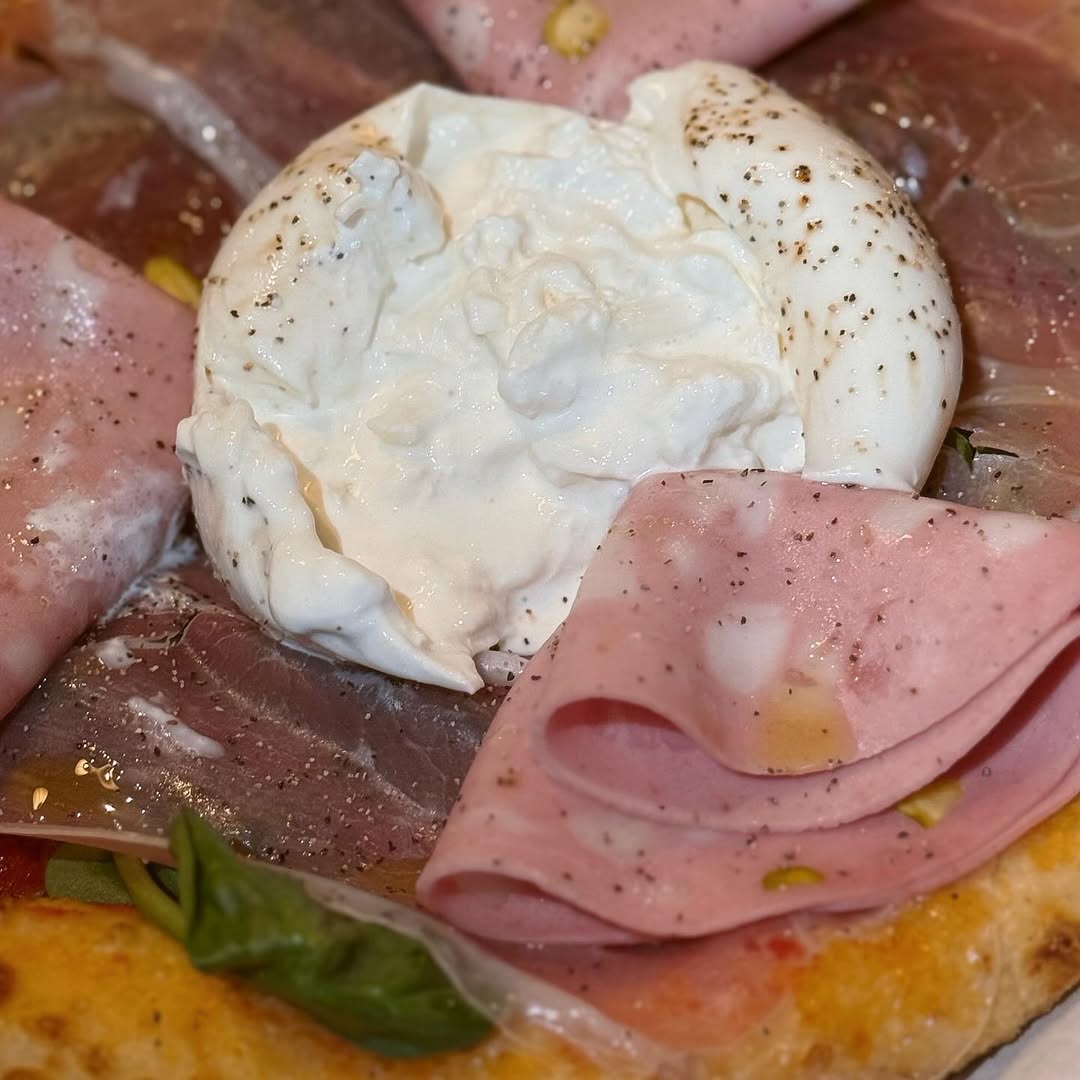 LynetteBoli5's tweet photo. I’m convinced Folk Yard’s pizza crusts are unbeatable. Deli Delight ($22) with burrata ($6): balanced savoury cold cuts, tangy-sweet tomato sauce and smoky, flavour-enhancing charred crust. The creamy burrata was essential. Broccolini ($16) was https://t.co/ePYSAv35Ls
