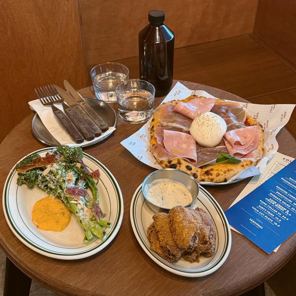 LynetteBoli5's tweet photo. I’m convinced Folk Yard’s pizza crusts are unbeatable. Deli Delight ($22) with burrata ($6): balanced savoury cold cuts, tangy-sweet tomato sauce and smoky, flavour-enhancing charred crust. The creamy burrata was essential. Broccolini ($16) was https://t.co/ePYSAv35Ls