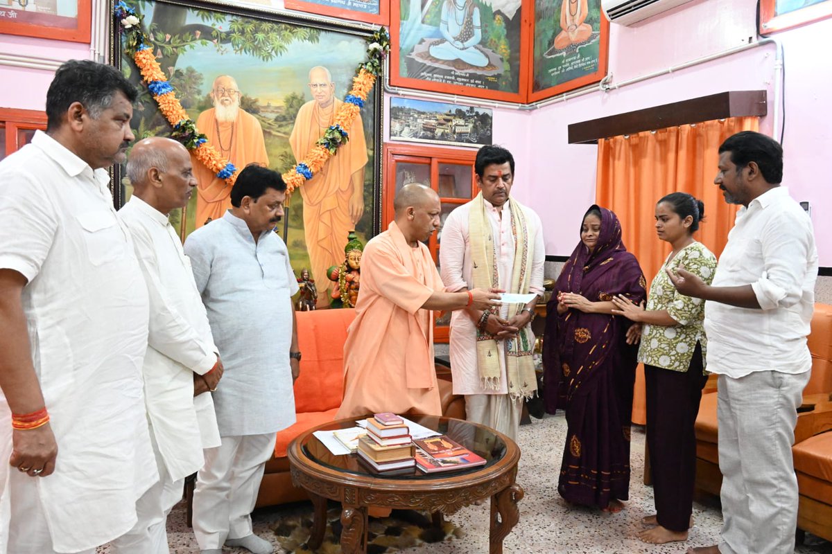 MeghUpdates's tweet photo. Uttar Pradesh CM Yogi Adityanath met the families of cancer victim's wife Munni Devi and road accident victim Aditya Prajapati from Pipraich at Gorakhnath Temple.

​CM Yogi offered his heartfelt condolences and granted financial aid of ₹2 lakh each from the CM Discretionary Fund.