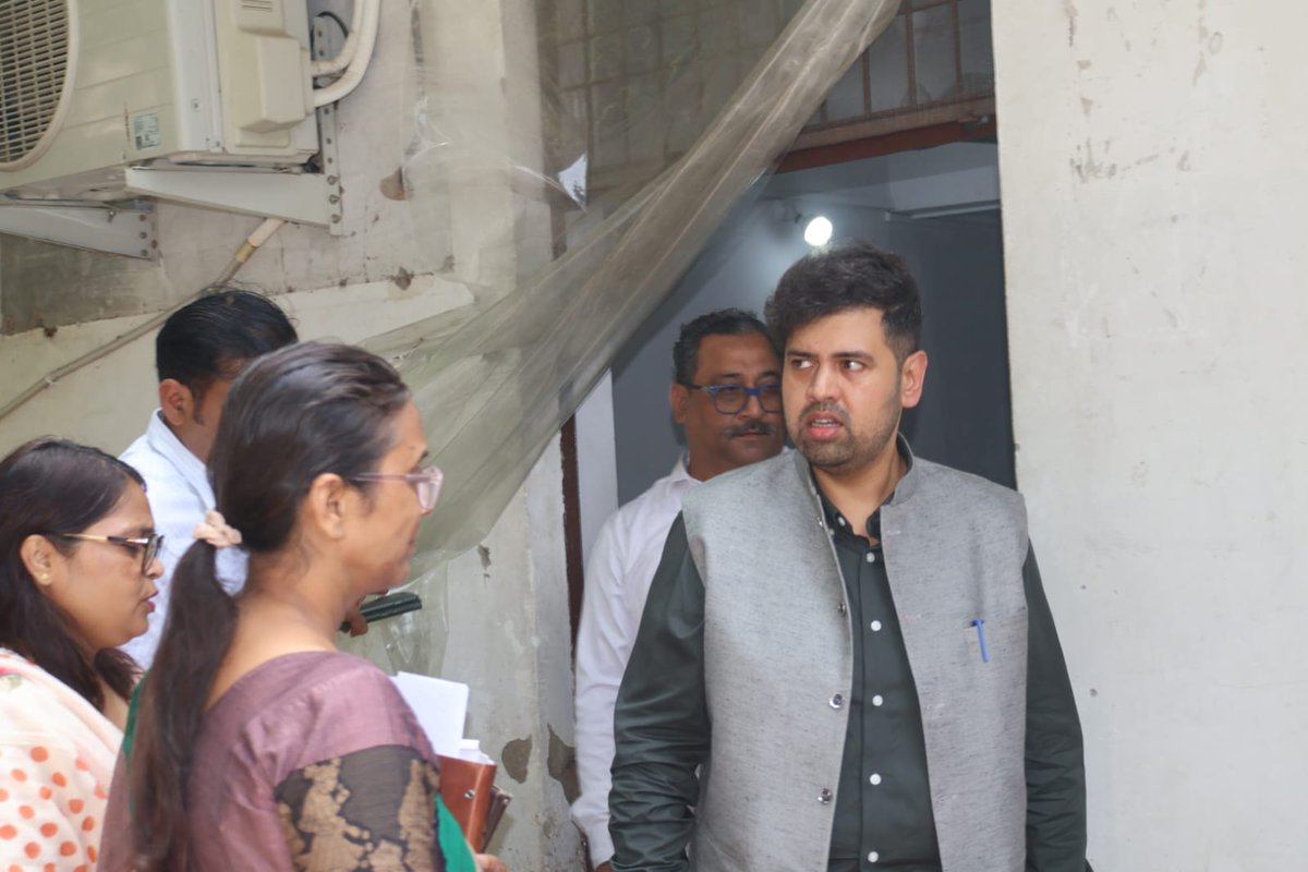 DMMoradabad's tweet photo. कलेक्ट्रेट परिसर में स्थित विभिन्न कार्यालय एवं पटलों का निरीक्षण किया गया।
इस दौरान कार्यालय/पटल स्तर से किए जा रहे कार्यों की प्रगति के बारे में जानकारी ली गई और जरूरी दिशा निर्देश दिए गए।
@CMOfficeUP
@UPGovt
@PMOIndia
@Comm_Moradabad
@moradabadpolice
@Uppolice
@dgpup
@Cdomoradabad
@PIB_India
@ANINewsUP
@InfoDeptUP