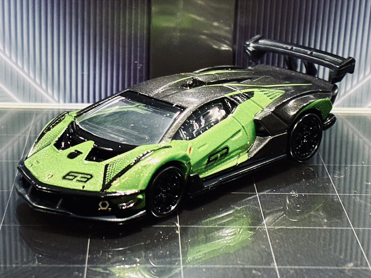 kabrimacuri's tweet photo. トミカパーキングを買うから逆に入れるトミカを買おうその21 ランボルギーニ エッセンサ SCV12
カッコいいしとても緑。レース仕様なのかな？珍しく組み立てパートがあるトミカ https://t.co/O5s58k1XWk