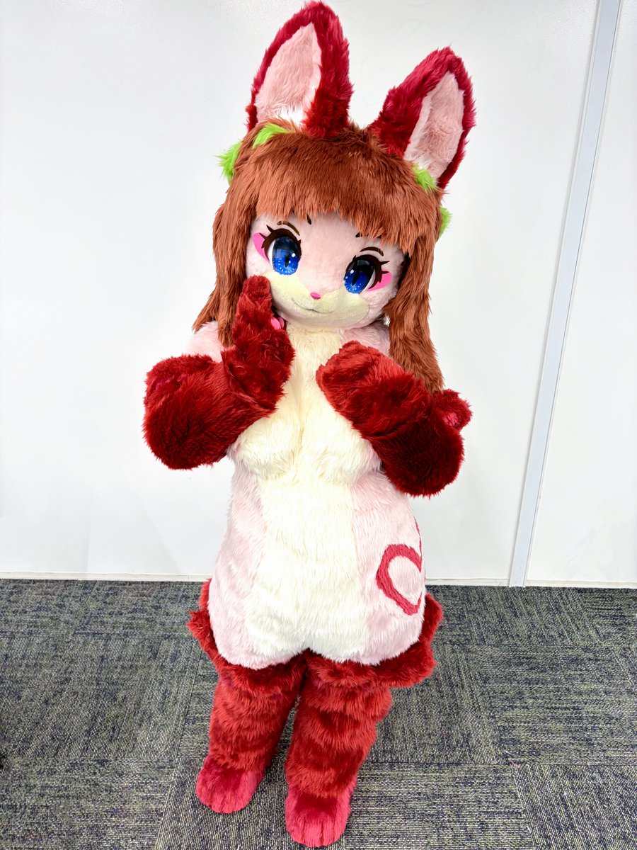 FancyFurPierrot's tweet photo. ブドウキツネの女の子「石原あろまちゃん」を製作させて頂きました！

真っ直ぐ上に伸びた耳に、ぶどうやワインを連想される赤とピンクのカラーが白に合わさってよく映えますね🍇

編み込んだ黄緑の髪の毛もとても印象的です🍃

 ご依頼ありがとうございました！
#FancyFurPierrot #FFP https://t.co/b8xEFiPR5B