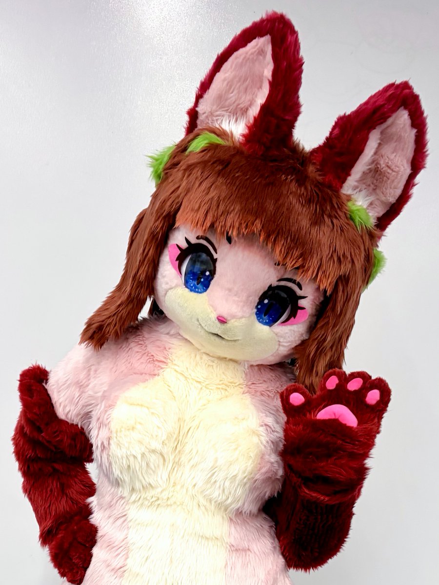 FancyFurPierrot's tweet photo. ブドウキツネの女の子「石原あろまちゃん」を製作させて頂きました！

真っ直ぐ上に伸びた耳に、ぶどうやワインを連想される赤とピンクのカラーが白に合わさってよく映えますね🍇

編み込んだ黄緑の髪の毛もとても印象的です🍃

 ご依頼ありがとうございました！
#FancyFurPierrot #FFP https://t.co/b8xEFiPR5B