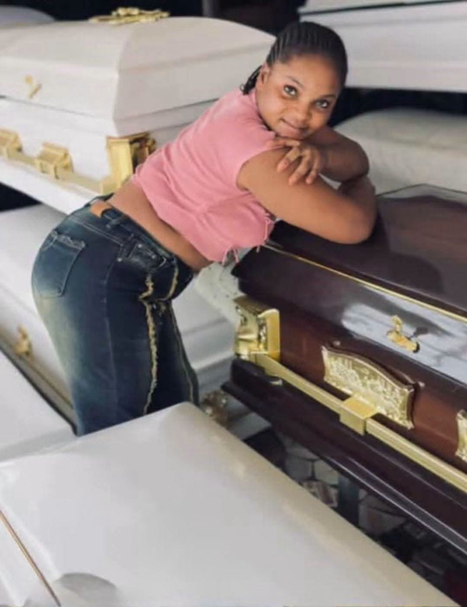 FabricePandi225's tweet photo. #NIGERIA 🇳🇬 : ELLE ACHÈTE SON PROPRE CERCUEIL AVEC SON PREMIER SALAIRE 

Une jeune Nigériane fait sensation sur #TikTok après avoir utilisé son tout premier salaire pour acheter son propre cercueil. https://t.co/EtQqguksKB
