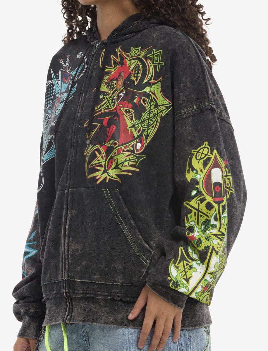 voxsimps's tweet photo. RADIOSTATIC HOODIE AT HOT TOPIC???? ITS SO BEAUTIFUL 😭😭😭😭😭😭😭🖤🖤🖤🖤🖤 https://t.co/qSDYQ89sFs