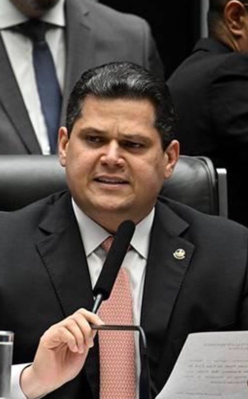 Pri_usabr1's tweet photo. Zanin negou liminar de Alessandro Vieira para obrigar Alcolumbre a instalar a CPI do Banco Master.

O ministro do STF disse que não ficou comprovada omissão do Senado. O pedido, de março, cita possíveis ligações de Moraes e Toffoli com Vorcaro.

Blindagem Master? https://t.co/CYR5oLUi6k