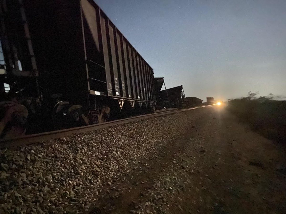 RevistaSemana's tweet photo. Vuelan con explosivos el tren de la línea férrea del Cerrejón en La Guajira en medio del paro armado de las Autodefensas Conquistadoras de la Sierra. Hay 20 vagones con pérdida total. https://t.co/f0wz5K9jDc https://t.co/5OHexLEfzu
