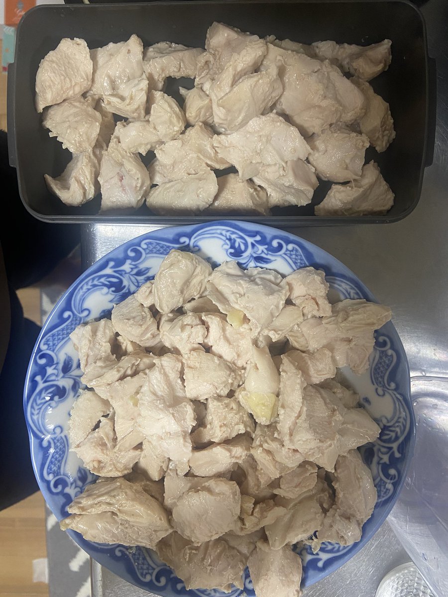 massa_fuk's tweet photo. 今日のダイエット記録🔥

体重：83.7kg

今日は筋トレ・有酸素ともに無し。
雨のため家の掃除と買い出し担当

📊 今日のPFC
・P：114g
・F：81g
・C：217g

脂質がちょっと多めだったので、明日は調整。

そして明日・明後日の食事用に
鶏胸肉1kgを低温調理🔥

食事を先に準備しておくと、ダイエットがかなり楽になる。

無理せず継続して、少しずつ減量していきます。

#ダイエット #減量 #筋トレ #鶏胸肉 #低温調理 #ダイエット記録