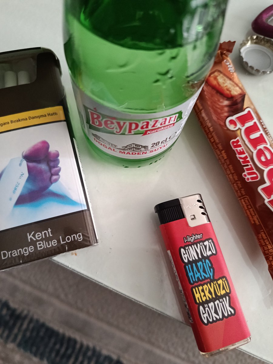 gkyzu__'s tweet photo. Hayatımın sponsoru: yanlış kararlar. https://t.co/yrQgbSY1mS
