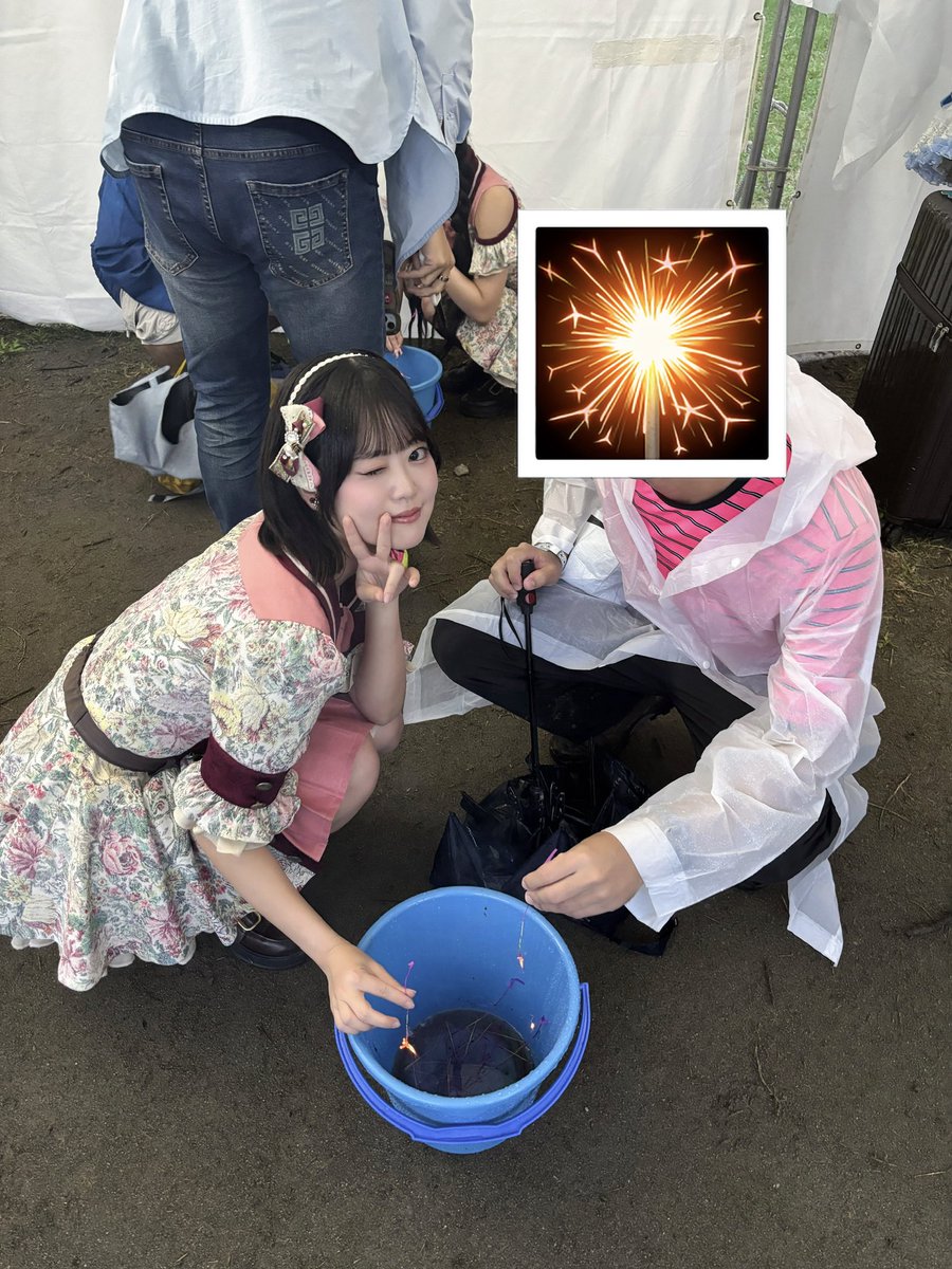 ryoryo0a's tweet photo. りたんと花火してきた🎇
夏の最後の思い出ーって感じでエモかったな☺️
ライブは田んぼの中で足元泥すぎやから飛ぶの控えてたけど、やっぱ曲かかると無理やった💦
カレアイはホーム！この感じある！
誕生日のお祝いもありがとう😭
服ピンクやな、、、
#てらもりえーる https://t.co/CVSw3sWS7Z