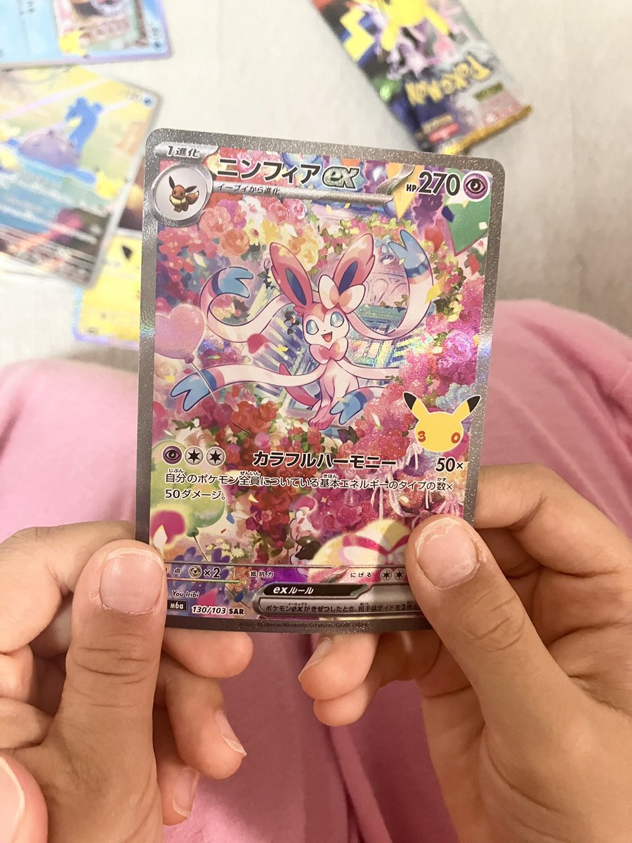 tatosori's tweet photo. 小1娘が「お花いっぱい...」「かわいい...」と初めてのキラキラカードにメッチャ喜んでる😊
宝物にするらしい。
#ニンフィアEX 
#ポケモンカード https://t.co/LmN57iNT17