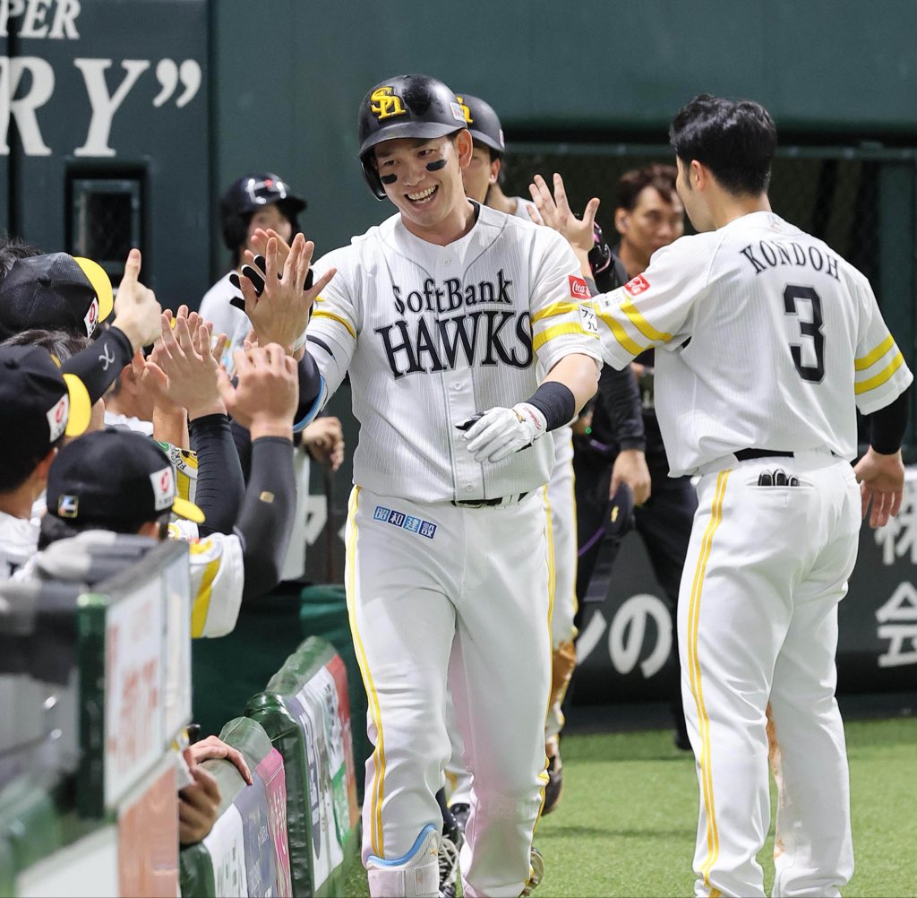 hochisbhawks's tweet photo. ３９号３ラン本塁打を放った #栗原陵矢 選手⚾️💥✨👏

スポーツ報知野球情報はこちら💁 https://t.co/MK5jAEdHwB https://t.co/h453OhMDxn