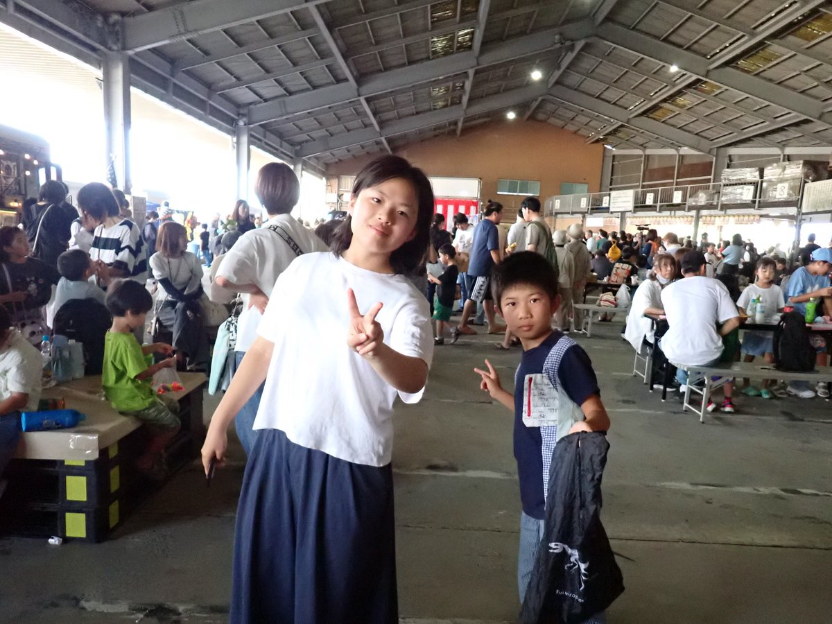Yukizenkai2008's tweet photo. 「豊年満作祭」という景気良いネーミングに惹かれ、大解放された豊橋青果市場へ！

野菜詰め放題にトウモロコシ早むきと、全力で挑んだ💪
ジャガイモと玉ねぎを両手いっぱいに抱え、この連休でカレーの具材を大量確保！

三河を満喫できて、地元の魅力を再発見できた良い連休だった✨

#豊年満作祭 https://t.co/7n62ynCap5