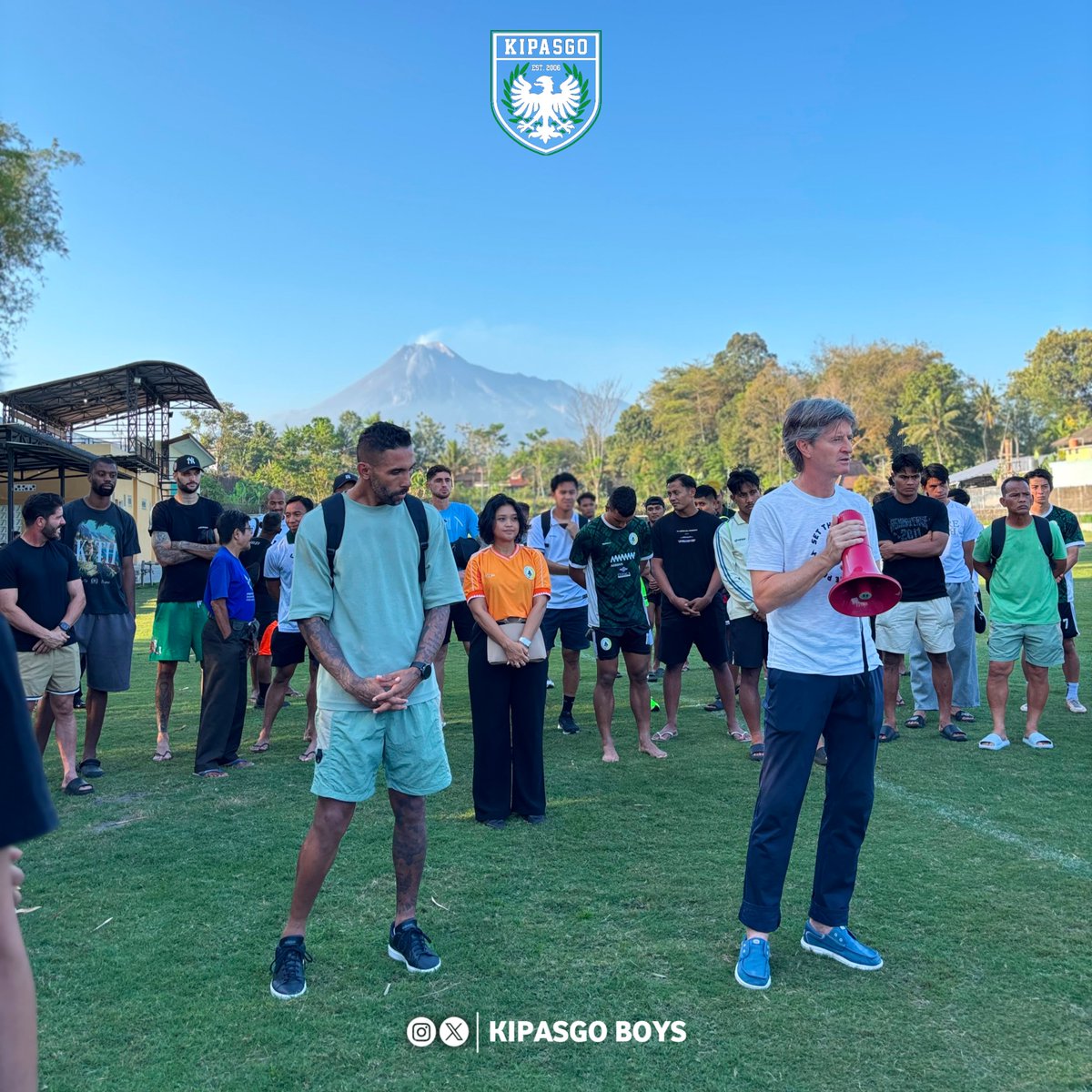Kipasgo2006's tweet photo. “Kami tetap mendukung, tapi kami juga menuntut perubahan.
Jangan anggap suara suporter sebagai gangguan—ini adalah bentuk kepedulian.
Saatnya manajemen berbenah, mengevaluasi, dan membuktikan bahwa perjuangan ini punya arah.
💚 Suporter bersuara karena kami peduli.” https://t.co/nFPvMB3gpe