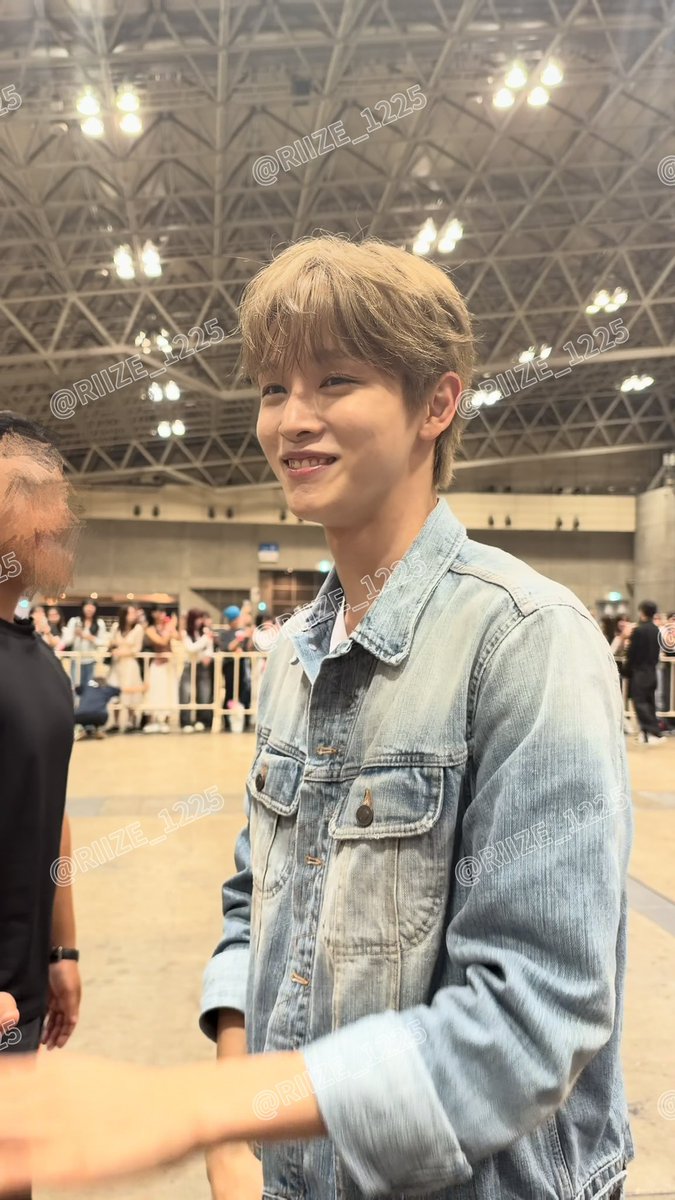 justlovesc's tweet photo. 250923 SUNBURST EVENT 

Sungchan imitating the spongebob laugh again😭🤣

#성찬 #SUNGCHAN #ソンチャン #라이즈 #RIIZE https://t.co/HVe5ucCEV9