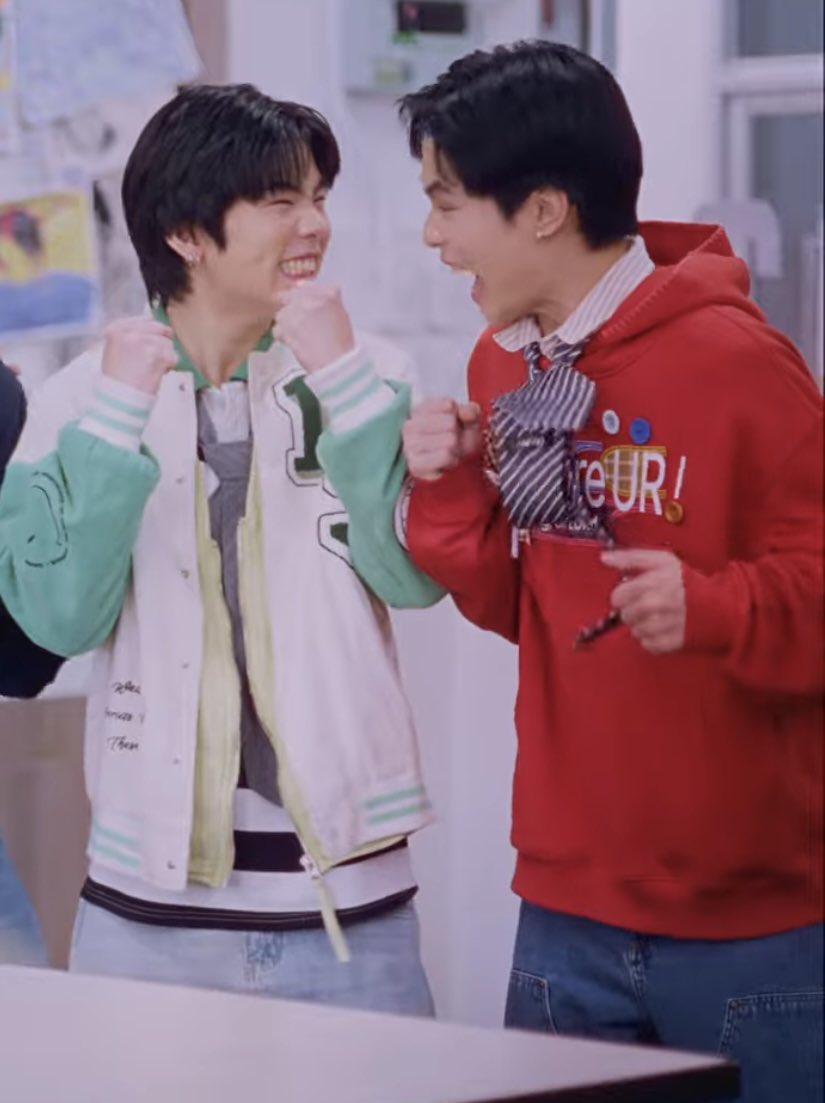 PeakVeeraphatFC's tweet photo. ไปดู MV ได้นะค้าบบบบ ไปเชียร์ดินสตาร์ได้ค้าบบบ  

#LOVEx3 #tia51 
#VVV_TRIPLEV

(แต่พี่ตังแอบเนียนกับน้องไทม์อีกแล้วว 🤨) https://t.co/VoNUf2KiTU
