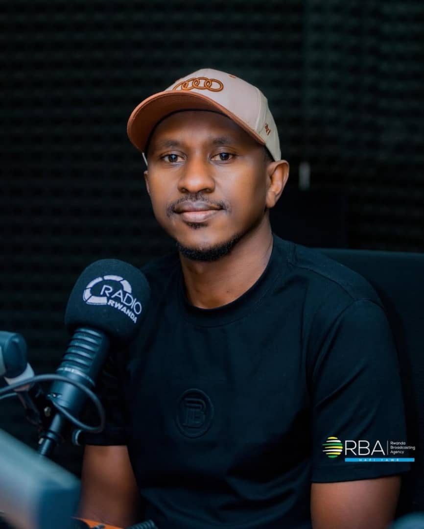 ISANGE_News's tweet photo. Tayara nyuma ya @ogalorenzo (Lorenzo), @rbarwanda ihombye undi munyamakuru w'umuhanga
Nkurunziza Emmanuel @NRuvuyanga yamaze gusera kuri @Radiorwanda_RBA nyuma y'imyaka 8 akora mu rubuga rw'imikino
Uretse kuba akunda #APRFC, arko #urubugarwimikino rubuze umuyobozi mwiza cyane pe https://t.co/tN4rPADhLX