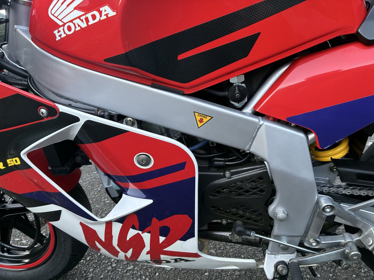 hakuro_400r's tweet photo. #NSR
#NSR50
#NSR
＃2スト
＃レストア
本日は，コーションステッカー祭り
完成間近ノーマルに拘って貼ってます。
スイングアームのステッカー1枚無いですね！タイヤサイズ　空気圧の奴！
チャンバーはノーマルでは無いけどね https://t.co/6IZ8poxreP