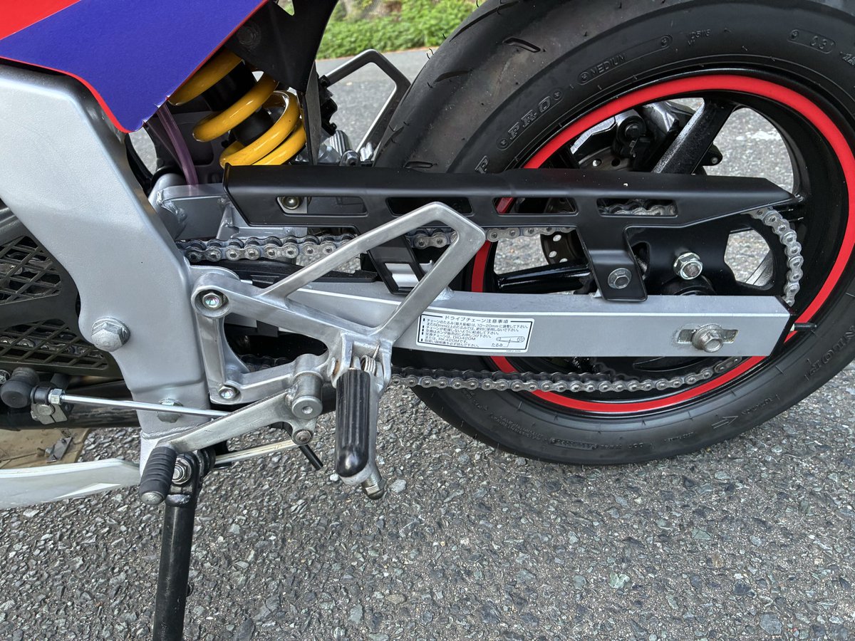 hakuro_400r's tweet photo. #NSR
#NSR50
#NSR
＃2スト
＃レストア
本日は，コーションステッカー祭り
完成間近ノーマルに拘って貼ってます。
スイングアームのステッカー1枚無いですね！タイヤサイズ　空気圧の奴！
チャンバーはノーマルでは無いけどね https://t.co/6IZ8poxreP