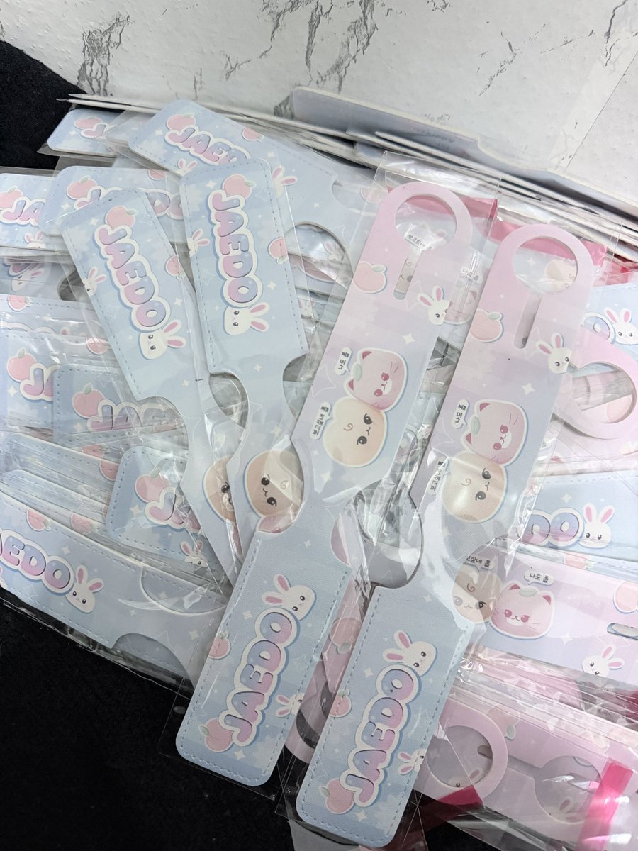 thiptaracinn's tweet photo. Give Away for jaedo shipper  
luggage tag  100 pcs.
Date : 01.11.26
Location : Thammasat stadium
Time : tba
#NCT127_5TH_NEOCITY_BANGKOK_THE_REDLINE #THE_REDLINE_BANGKOK #NCT127_5TH_NEOCITY_THE_REDLINE https://t.co/eCxyAjIAmU