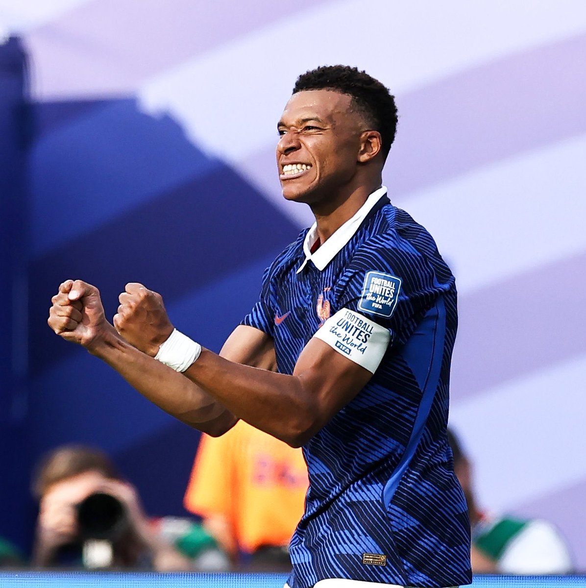 FabrizioRomano's tweet photo. 😃🇫🇷 Mbappé on playing until 41 like Cristiano: “France would never let me play until I’m 41!”, says smiling.

“But Cristiano shows that if you’re in good physical and mental shape, you can play at this high level for a long time”.

“In my case, I don’t see it happening”, told BILD.