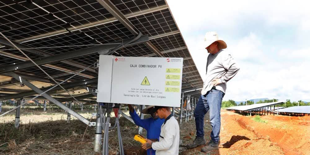 RicardoArtemisa's tweet photo. Tras meses de intenso trabajo ya se encuentra en su fase final el Parque Fotovoltaico Tabaco Rubio, ubicado en Candelaria, con una potencia de 5 megawatt de aporte al Sistema Eléctrico 
Es la voluntad del país de apostar por las energías renovables y la soberanía energética. https://t.co/HqLO0ISpHh