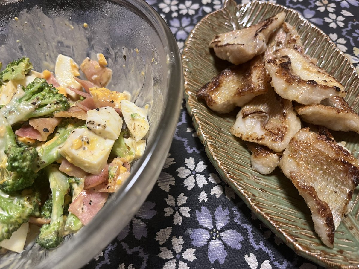 garnet_FF14's tweet photo. 連子鯛のコンソメバターソテー
ブロッコリーのオイスターサラダ
横着してボウルのままで（） https://t.co/8kw1v8By45