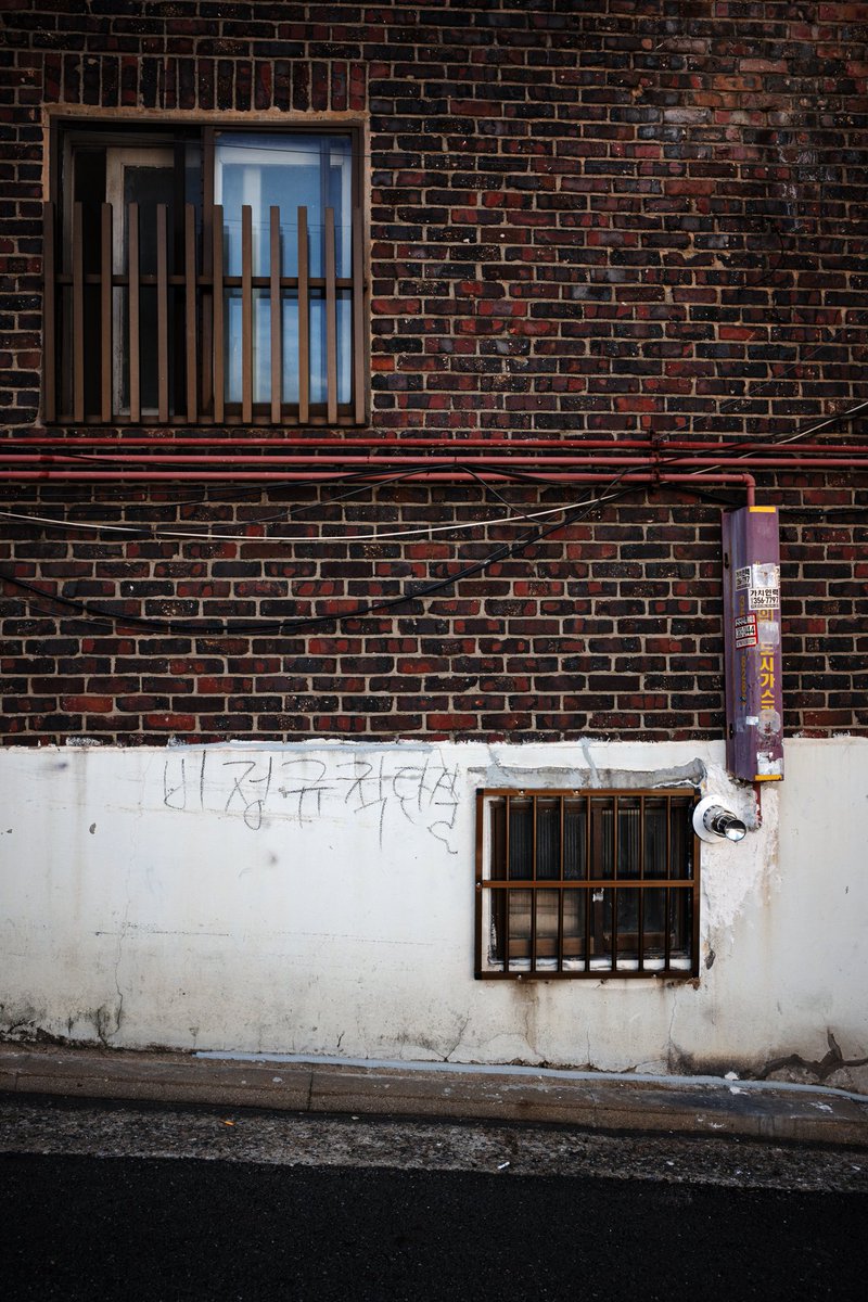 zust4u's tweet photo. traces of the city ; SEOUL

상수동, 토요일.
금요일 밤의 북적거림이 사라진,
그저 한적한 주택가 골목을 걷는다. https://t.co/Pccw4A5wwr