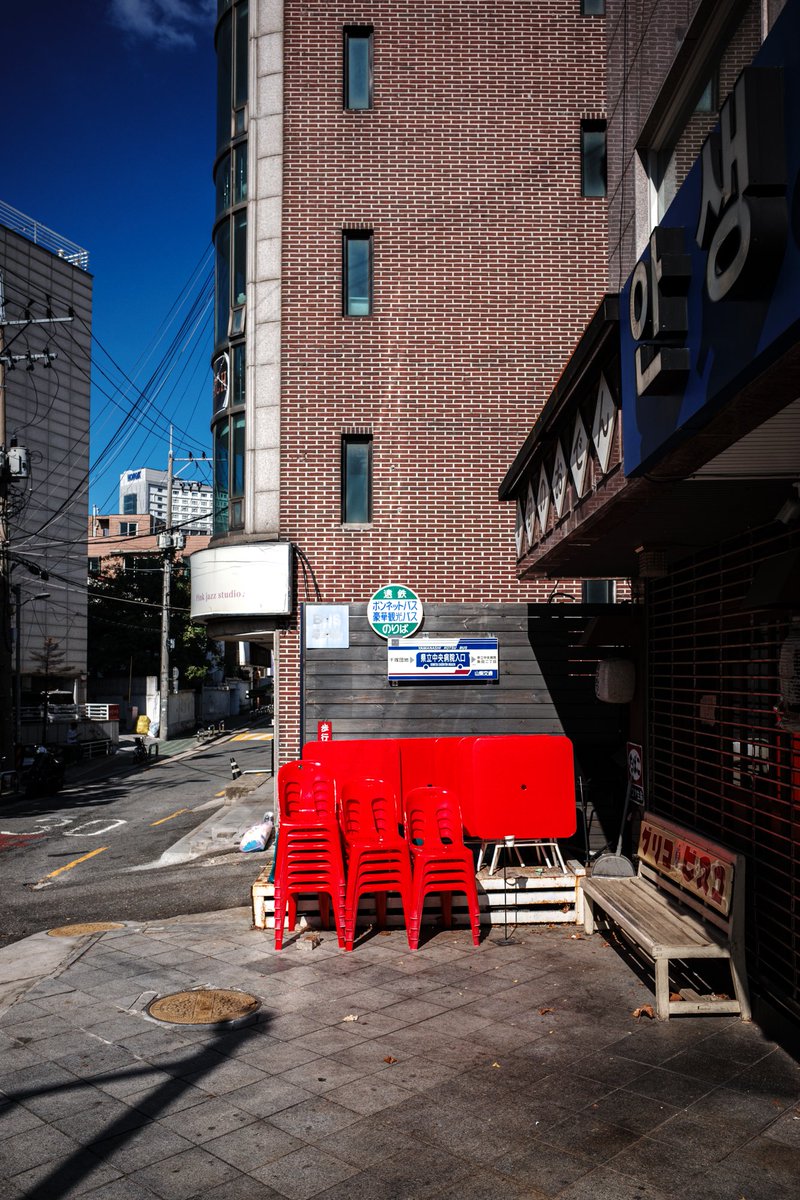 zust4u's tweet photo. traces of the city ; SEOUL

상수동, 토요일.
금요일 밤의 북적거림이 사라진,
그저 한적한 주택가 골목을 걷는다. https://t.co/Pccw4A5wwr