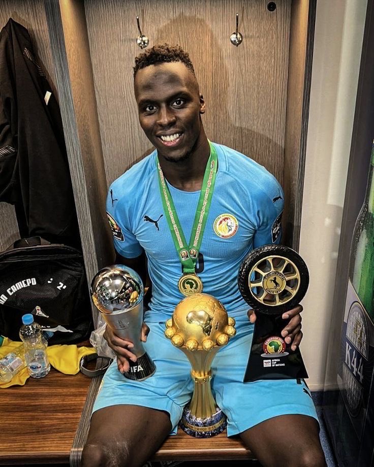 EPLworld's tweet photo. 🇸🇳 🗣️ 

ادوارد ميندي حارس تشلسي السابق:

الفوز بكأس افريقيا كان افضل بـ10 مرات من الفوز بدوري الابطال! 😳 https://t.co/0cPRpIrqwX