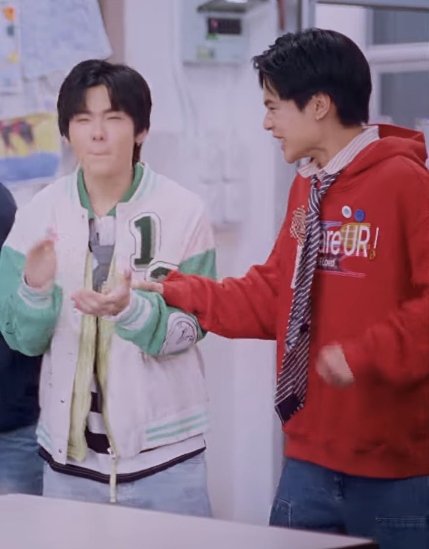 PeakVeeraphatFC's tweet photo. ไปดู MV ได้นะค้าบบบบ ไปเชียร์ดินสตาร์ได้ค้าบบบ  

#LOVEx3 #tia51 
#VVV_TRIPLEV

(แต่พี่ตังแอบเนียนกับน้องไทม์อีกแล้วว 🤨) https://t.co/VoNUf2KiTU