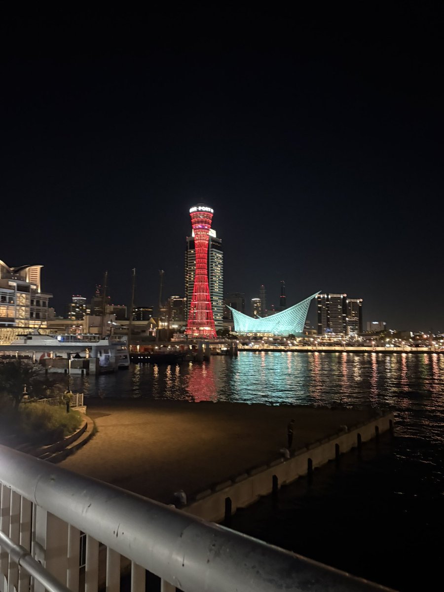 kota_m418's tweet photo. 夜景も綺麗でした！！
神戸ポートタワー！！
南京町も記念に門を撮りました！！ https://t.co/bA1Vm1AKIb