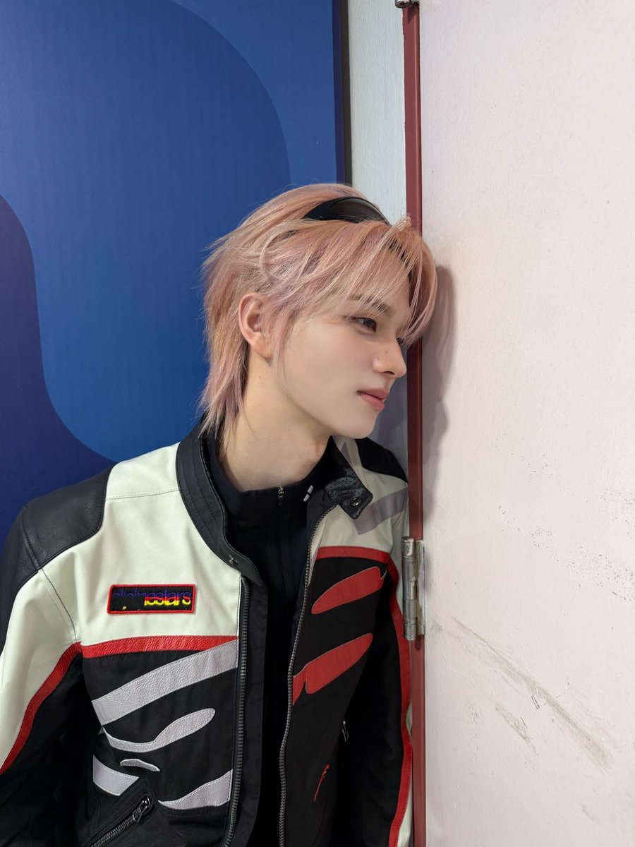 kuromiiem's tweet photo. I miss pinkyu so so much ☹️ it was probably a hard hair colour to take care of with constant touch ups so I’m glad he’s back with his black hair, but pinkyu I miss you a lot really 💔 let’s meet again pls https://t.co/RoRbfrHnt4