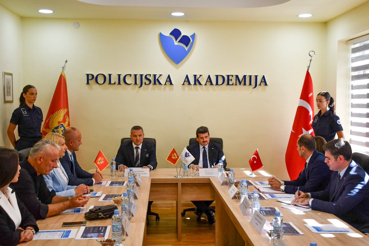 paedutr's tweet photo. Polis Akademisi Başkanımız Sayın Prof. Dr. Murat BALCI ve beraberindeki heyet tarafından 22-23 Eylül 2026 tarihlerinde ikili iş birliği faaliyetlerini geliştirmek üzere KARADAĞ’a ziyaret gerçekleştirilmiştir.

Ziyaretin ilk gününde  Polis Akademisi Başkanımız Sayın Prof. Dr. Murat BALCI ve Karadağ Polis Akademisi Müdürü Nenad VOJINOVIĆ arasında “Eğitim ve Akademik İş birliği Mutabakat Muhtırası” imzalanmıştır.

Muhtıra imza törenine Türkiye Cumhuriyeti Podgoritsa Büyükelçisi Sayın Ayda ÜNLÜ’de katılım sağlamış olup akabinde heyetimiz tarafından Podgoritsa Büyükelçiliğimize  nezaket ziyaretinde bulunulmuştur.

Ziyaretin son günü Karadağ Podgoritsa Emniyet Müdürlüğüne ziyaret gerçekleştirilmiştir.