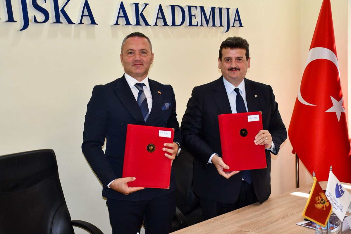 paedutr's tweet photo. Polis Akademisi Başkanımız Sayın Prof. Dr. Murat BALCI ve beraberindeki heyet tarafından 22-23 Eylül 2026 tarihlerinde ikili iş birliği faaliyetlerini geliştirmek üzere KARADAĞ’a ziyaret gerçekleştirilmiştir.

Ziyaretin ilk gününde  Polis Akademisi Başkanımız Sayın Prof. Dr. Murat BALCI ve Karadağ Polis Akademisi Müdürü Nenad VOJINOVIĆ arasında “Eğitim ve Akademik İş birliği Mutabakat Muhtırası” imzalanmıştır.

Muhtıra imza törenine Türkiye Cumhuriyeti Podgoritsa Büyükelçisi Sayın Ayda ÜNLÜ’de katılım sağlamış olup akabinde heyetimiz tarafından Podgoritsa Büyükelçiliğimize  nezaket ziyaretinde bulunulmuştur.

Ziyaretin son günü Karadağ Podgoritsa Emniyet Müdürlüğüne ziyaret gerçekleştirilmiştir.