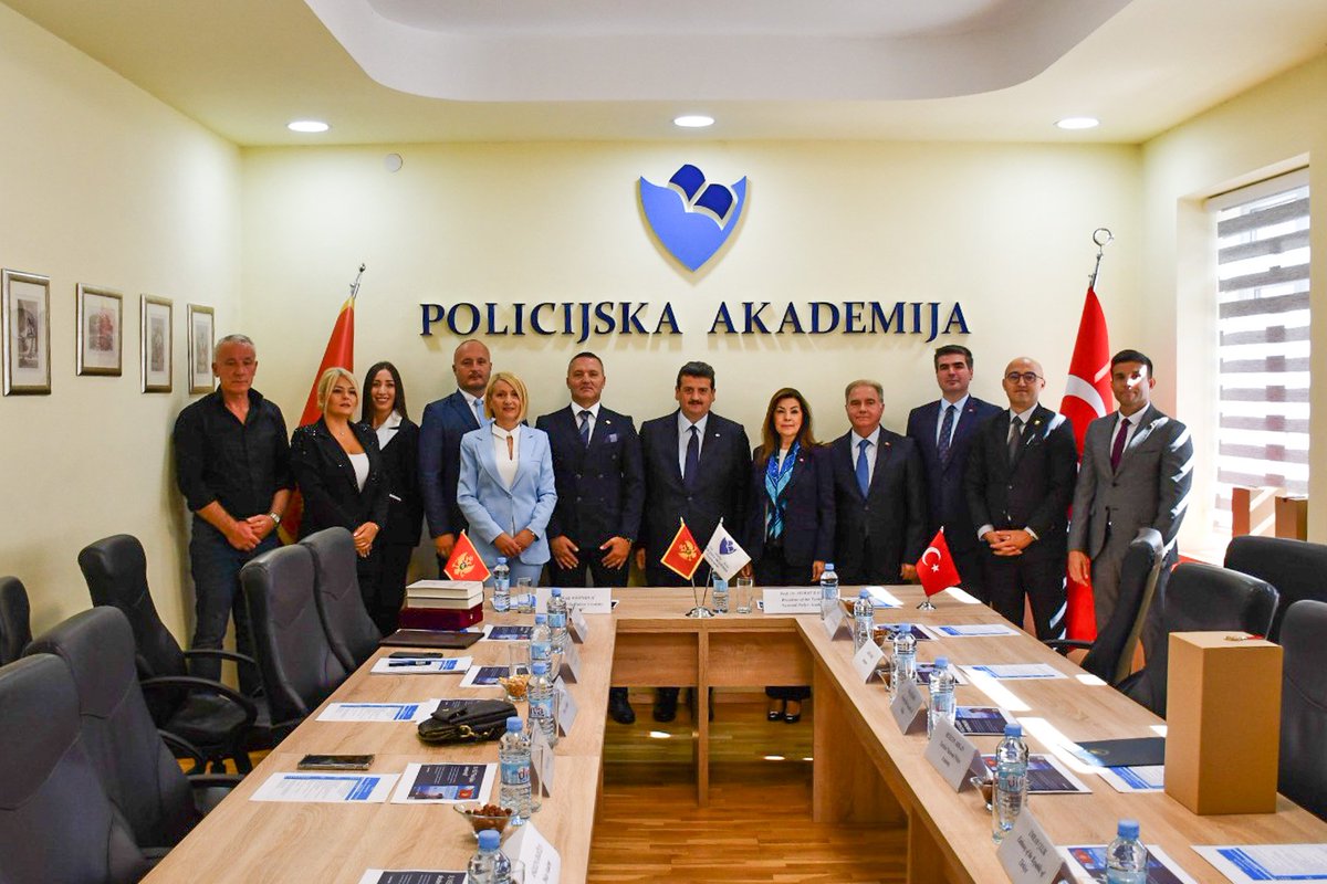 paedutr's tweet photo. Polis Akademisi Başkanımız Sayın Prof. Dr. Murat BALCI ve beraberindeki heyet tarafından 22-23 Eylül 2026 tarihlerinde ikili iş birliği faaliyetlerini geliştirmek üzere KARADAĞ’a ziyaret gerçekleştirilmiştir.

Ziyaretin ilk gününde  Polis Akademisi Başkanımız Sayın Prof. Dr. Murat BALCI ve Karadağ Polis Akademisi Müdürü Nenad VOJINOVIĆ arasında “Eğitim ve Akademik İş birliği Mutabakat Muhtırası” imzalanmıştır.

Muhtıra imza törenine Türkiye Cumhuriyeti Podgoritsa Büyükelçisi Sayın Ayda ÜNLÜ’de katılım sağlamış olup akabinde heyetimiz tarafından Podgoritsa Büyükelçiliğimize  nezaket ziyaretinde bulunulmuştur.

Ziyaretin son günü Karadağ Podgoritsa Emniyet Müdürlüğüne ziyaret gerçekleştirilmiştir.